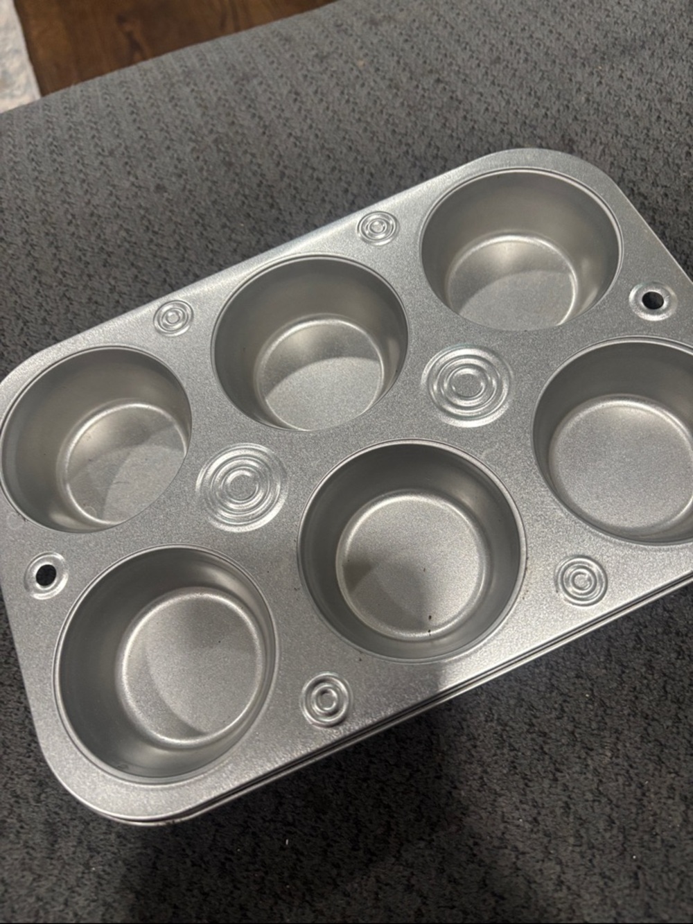 🟢10/$10 - Non-Brand 6-Cup Silver Muffin Pan
